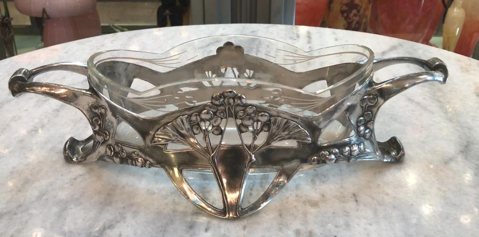 antiker WMF-centro de mesa mit floralem Design auf Marmortisch