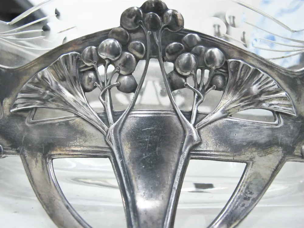 قطع مركزية قديمة WMF بتصميم زهري، في بيئة أنيقة.