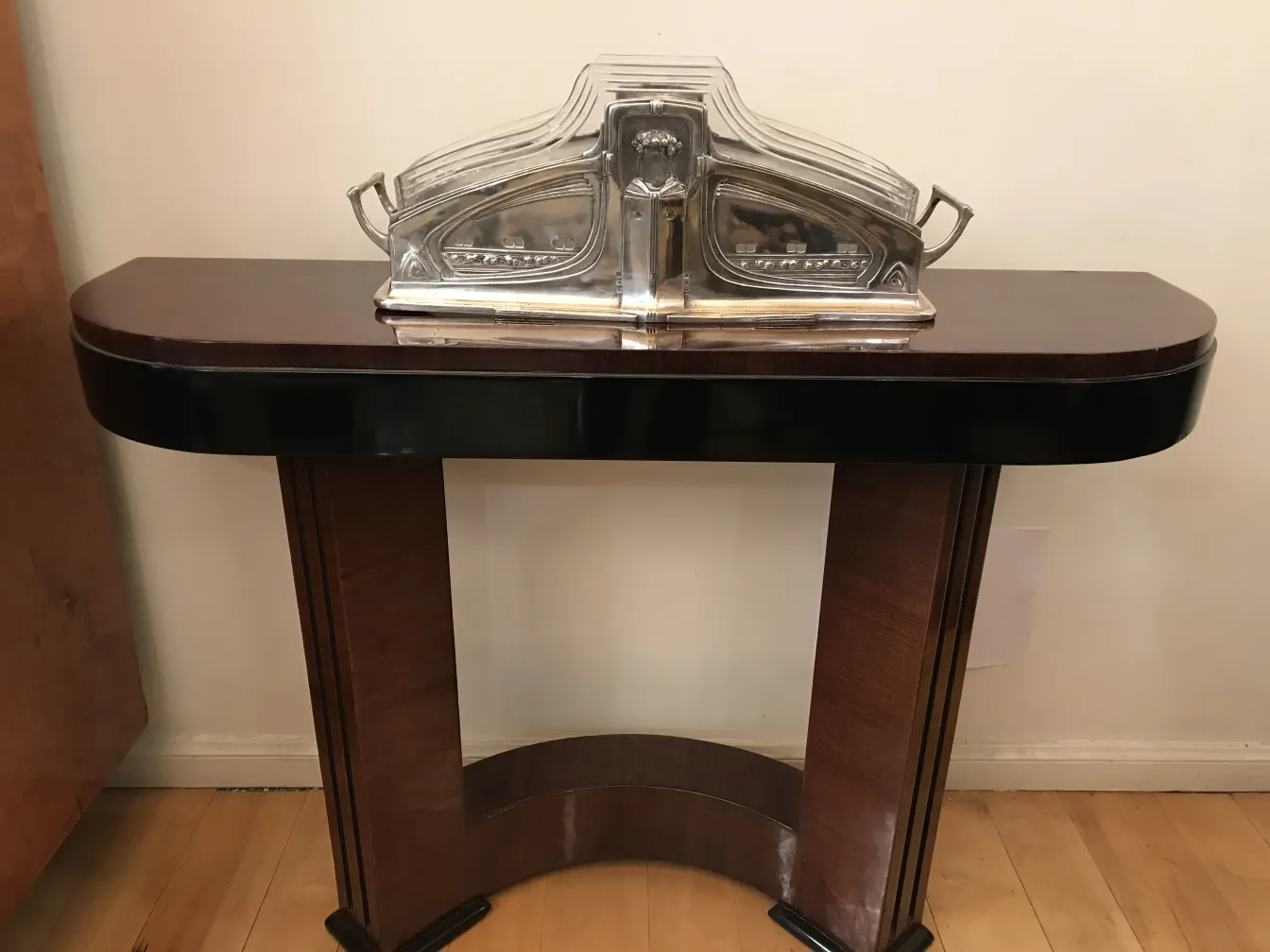 jardinera antigua wmfd en una mesa elegante con detalles