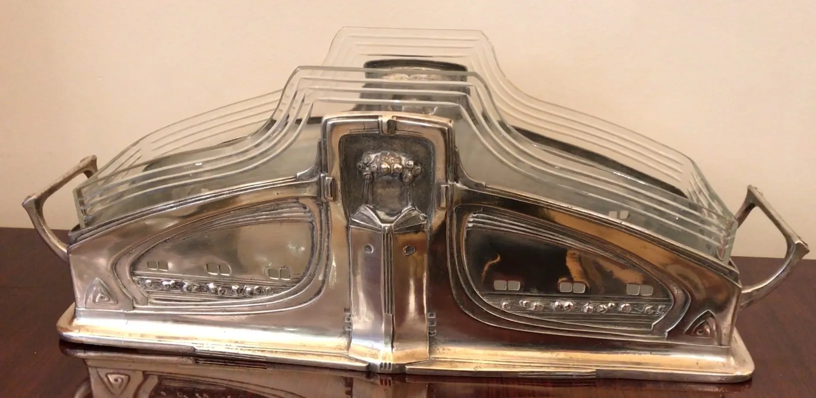 古董中心装饰品WMF，带有装饰细节和简化设计