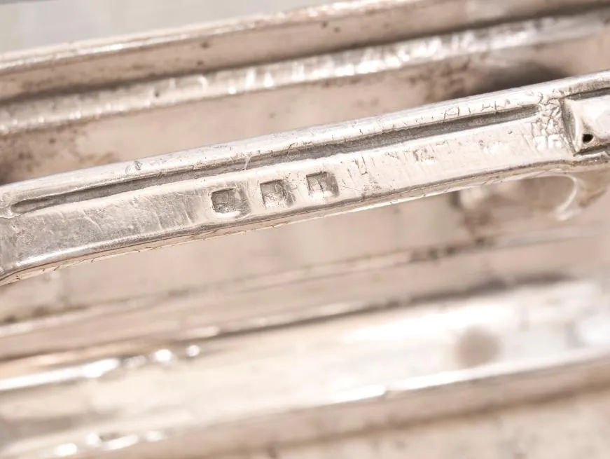 古董WMF中心装饰品，带有优雅装饰设计，置于经典背景中