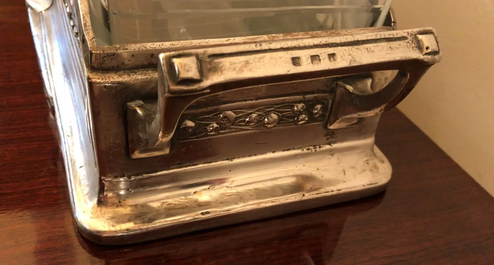 центр стола wmff с антикварными декоративными элементами, элегантный дизайн, уютная атмосфера