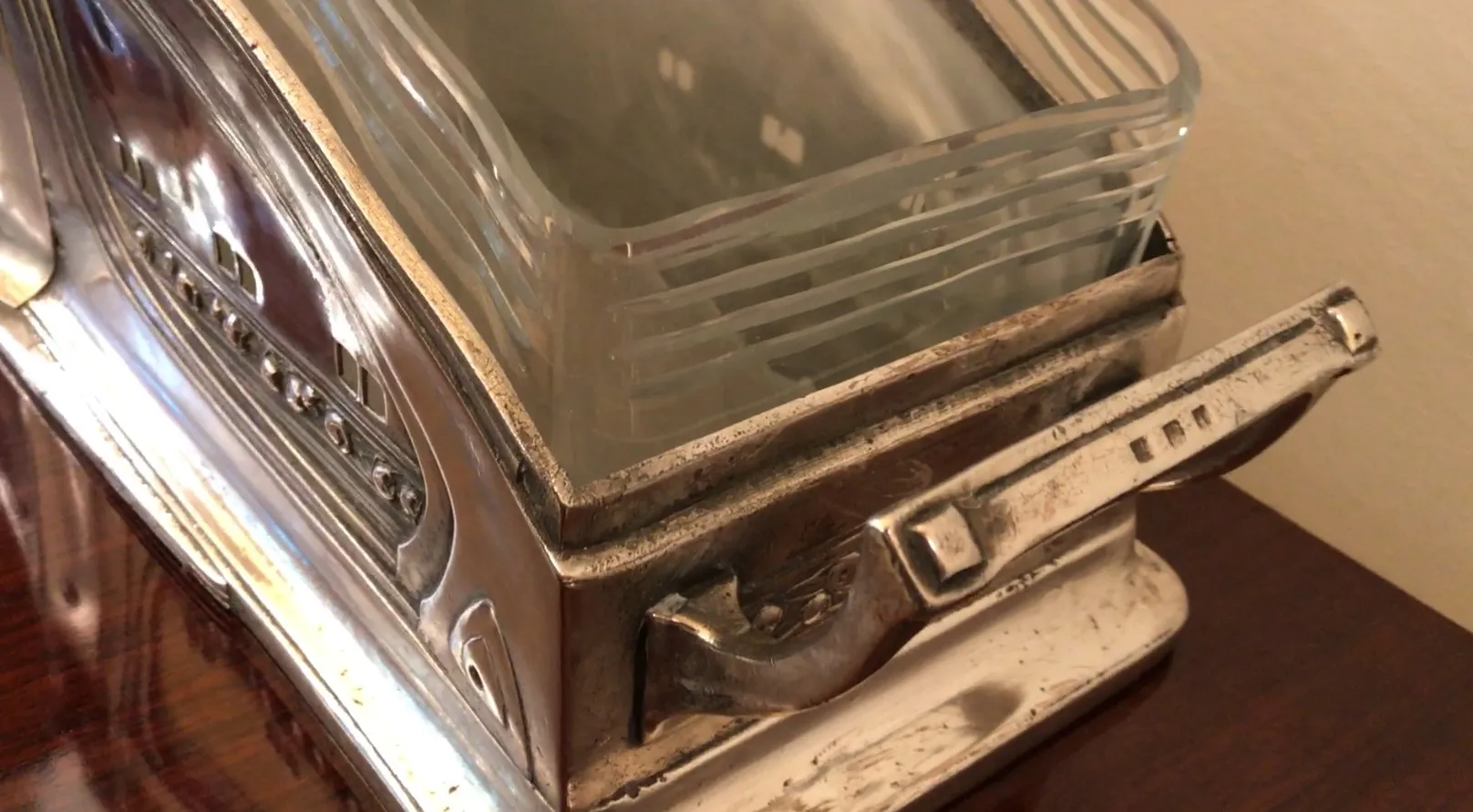 पुरातनता टेबल की सजावट wmfr सजावटी विवरण और अनूठे शैली के साथ लकड़ी की मेज पर