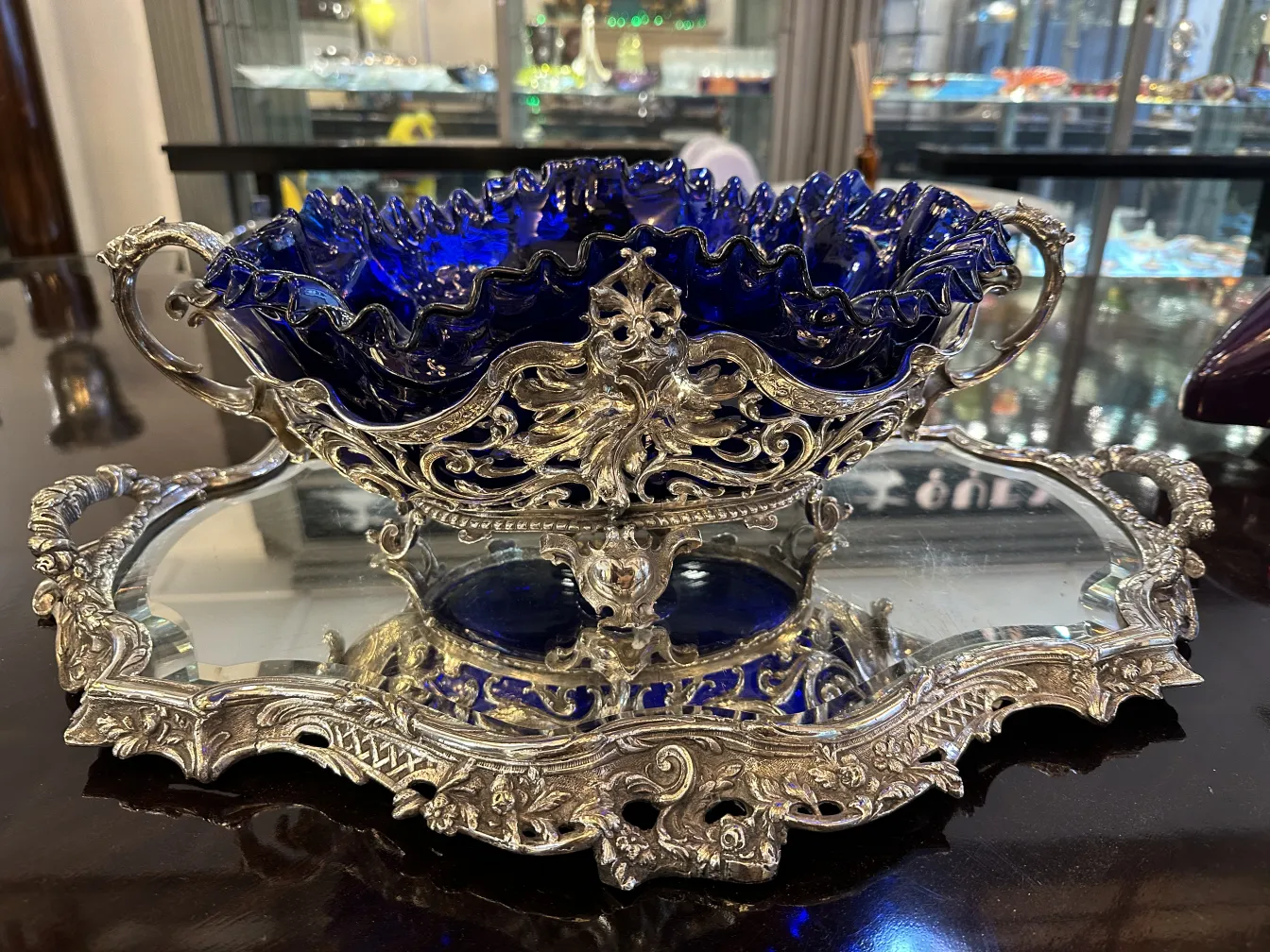 centro de mesa wmf antigo com detalhes decorativos e cor azul