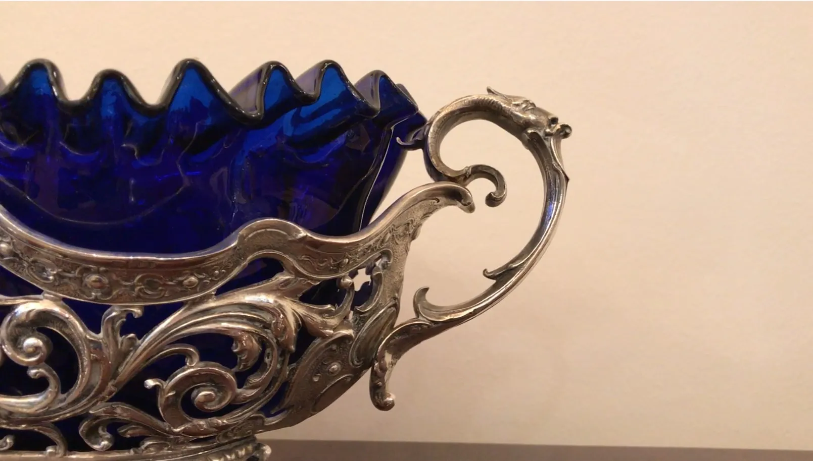 Jardinera antigua WMF con diseño elegante y detallado, fondo azul