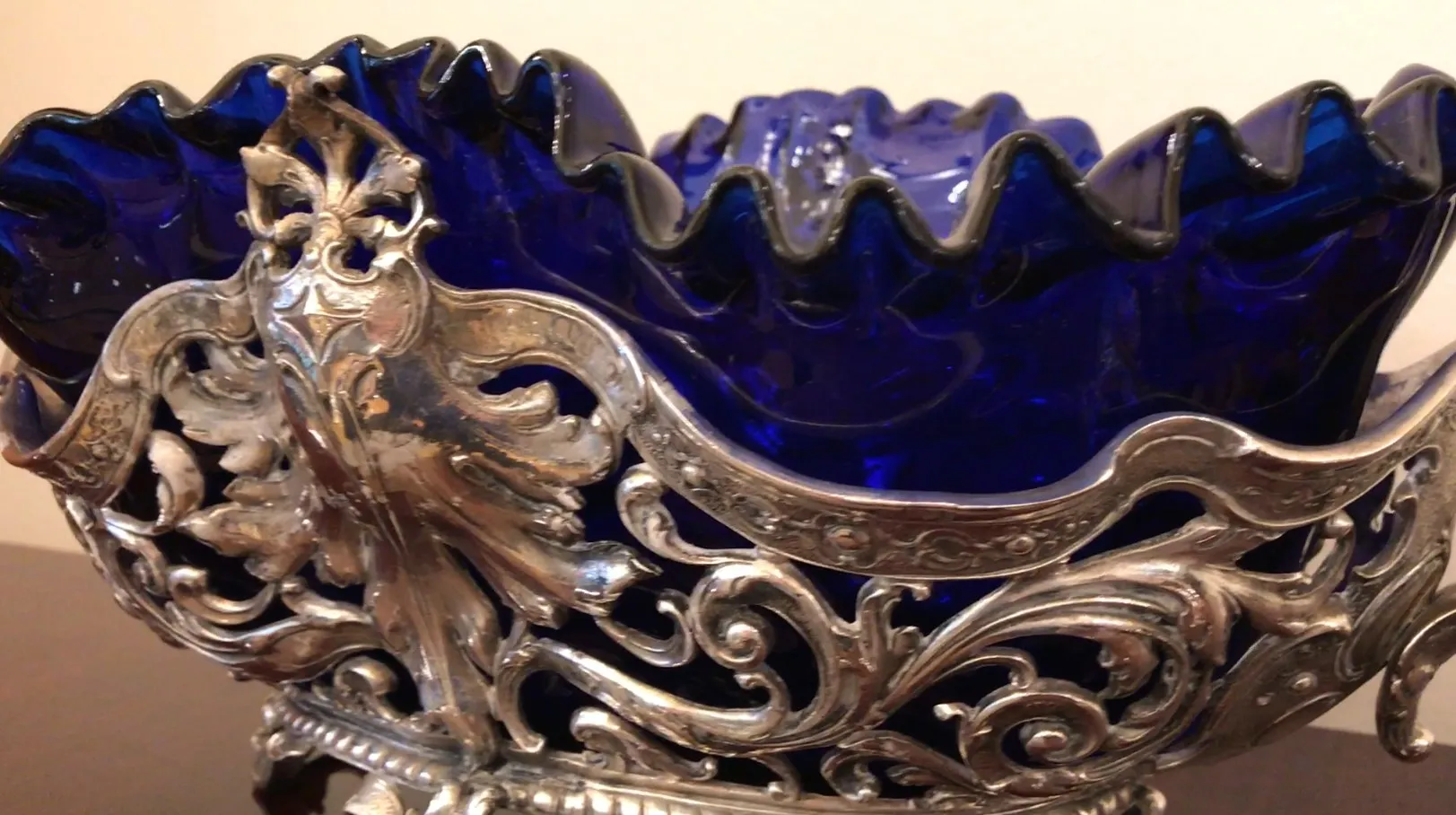 centro de mesa antigo WMF com design decorativo azul e prateado