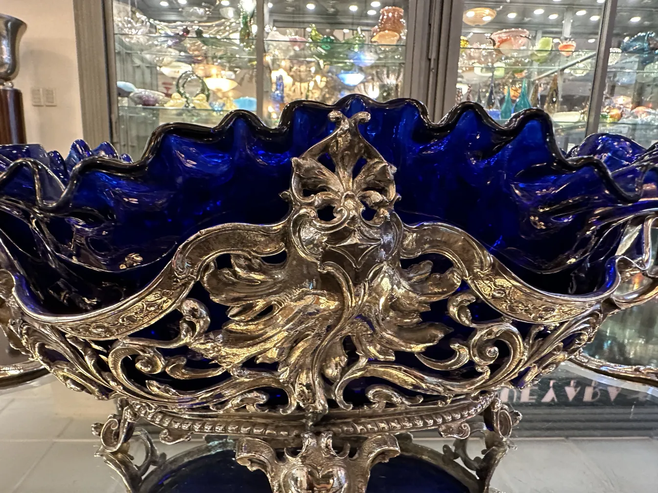 Jardinera antigua WMF con diseño elaborado en azul