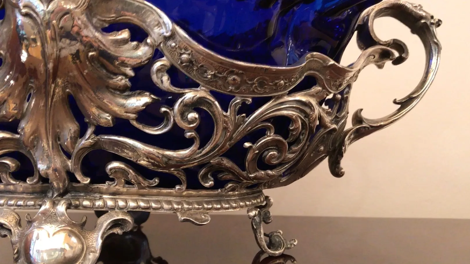 jardinera antigua WMF con detalles ornamentales plateados y un diseño elegante