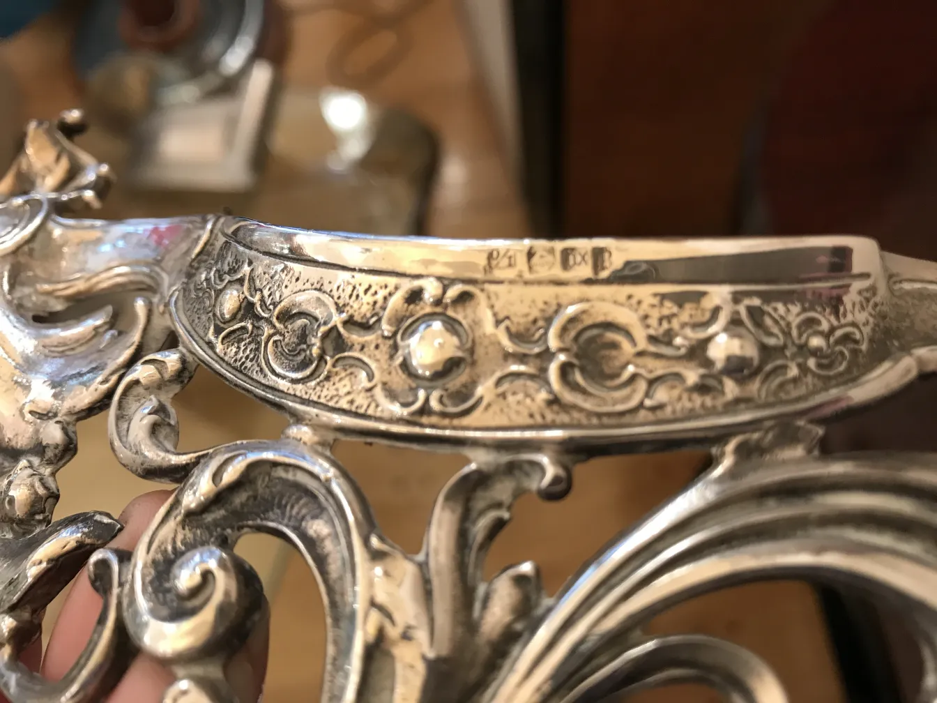 antiker Blumentopf WMF mit floralen Details, dekorativ für den Tisch