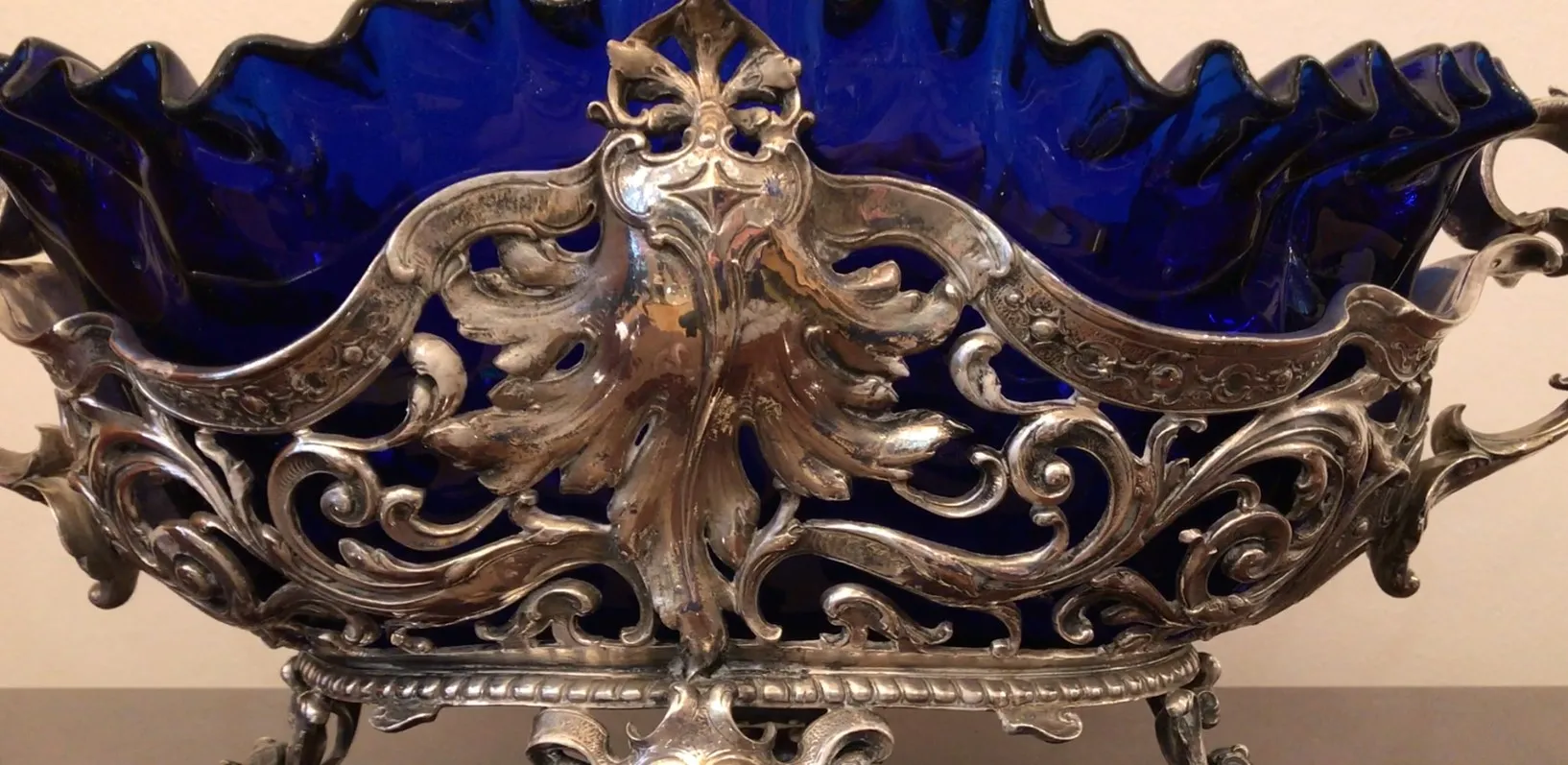 Jardinera WMF con diseño elegante y acabado brillante, decorativa.