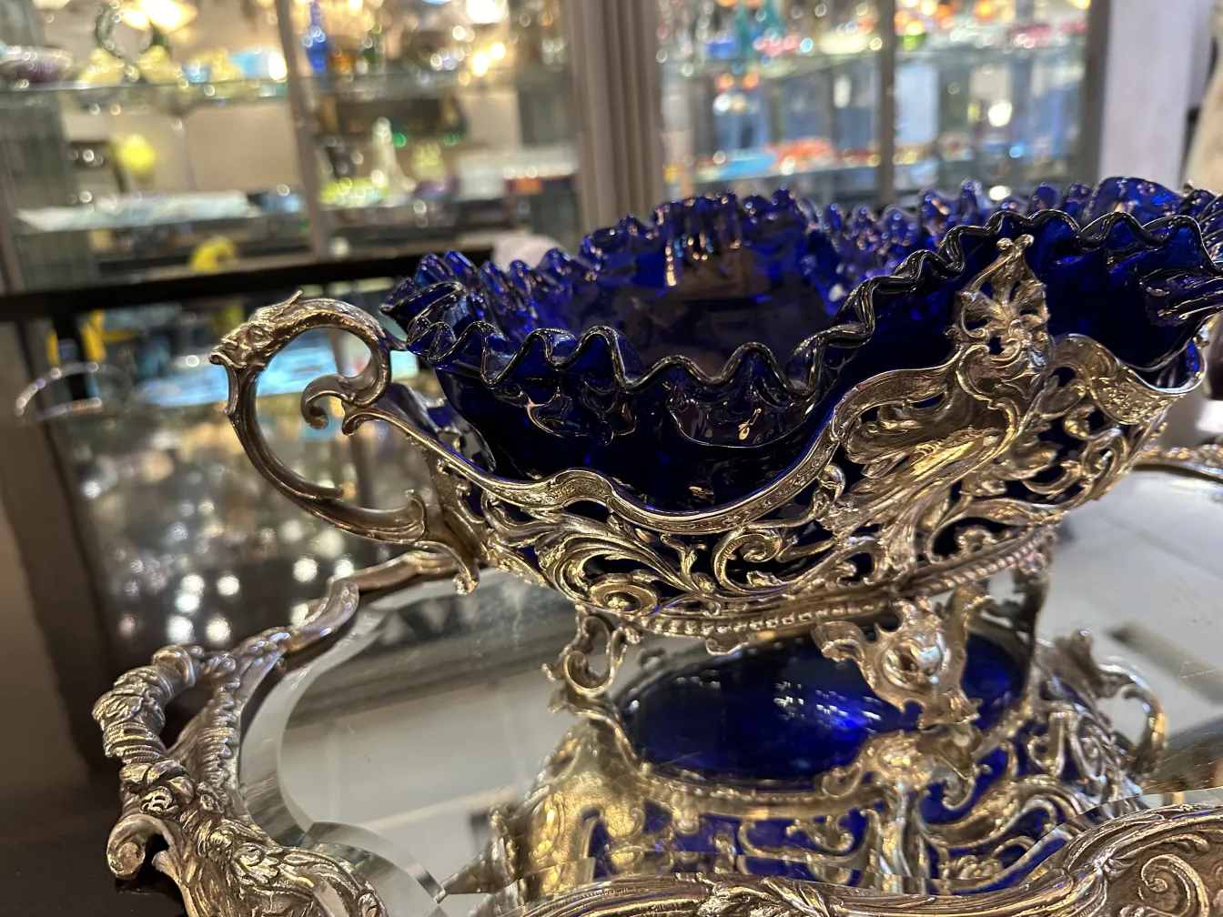 古老的中心装饰WMF花瓶在优雅的环境中