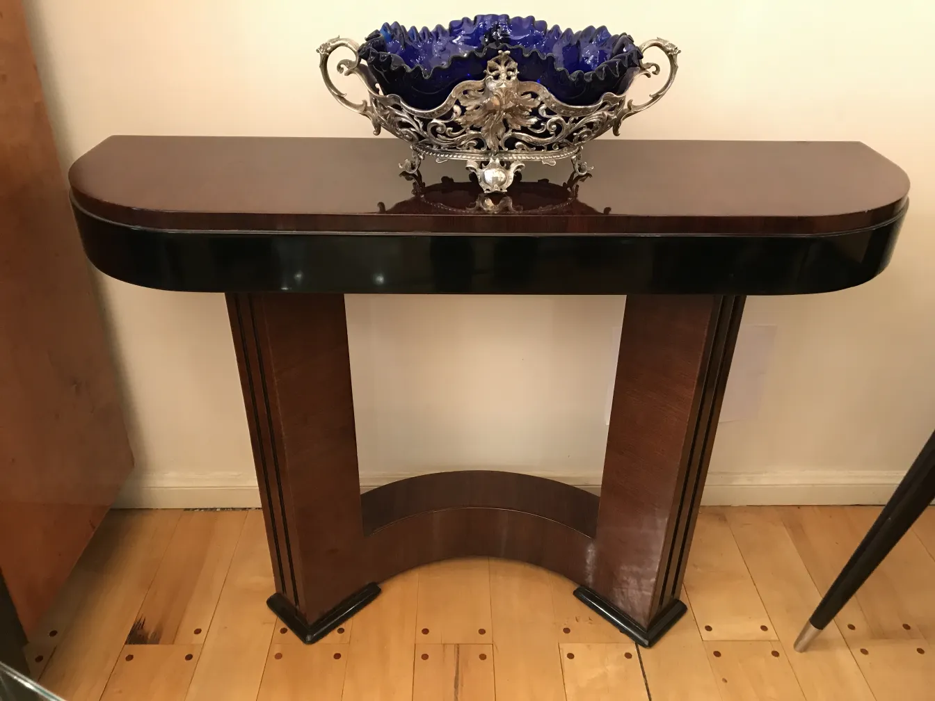 Antike WMF Blumentöpfe mit elegantem Design, auf einem modernen Tisch.