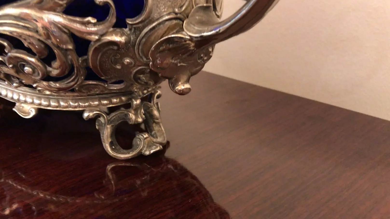 centro de mesa wmfs antiguidades com detalhes decorativos em um cenário elegante