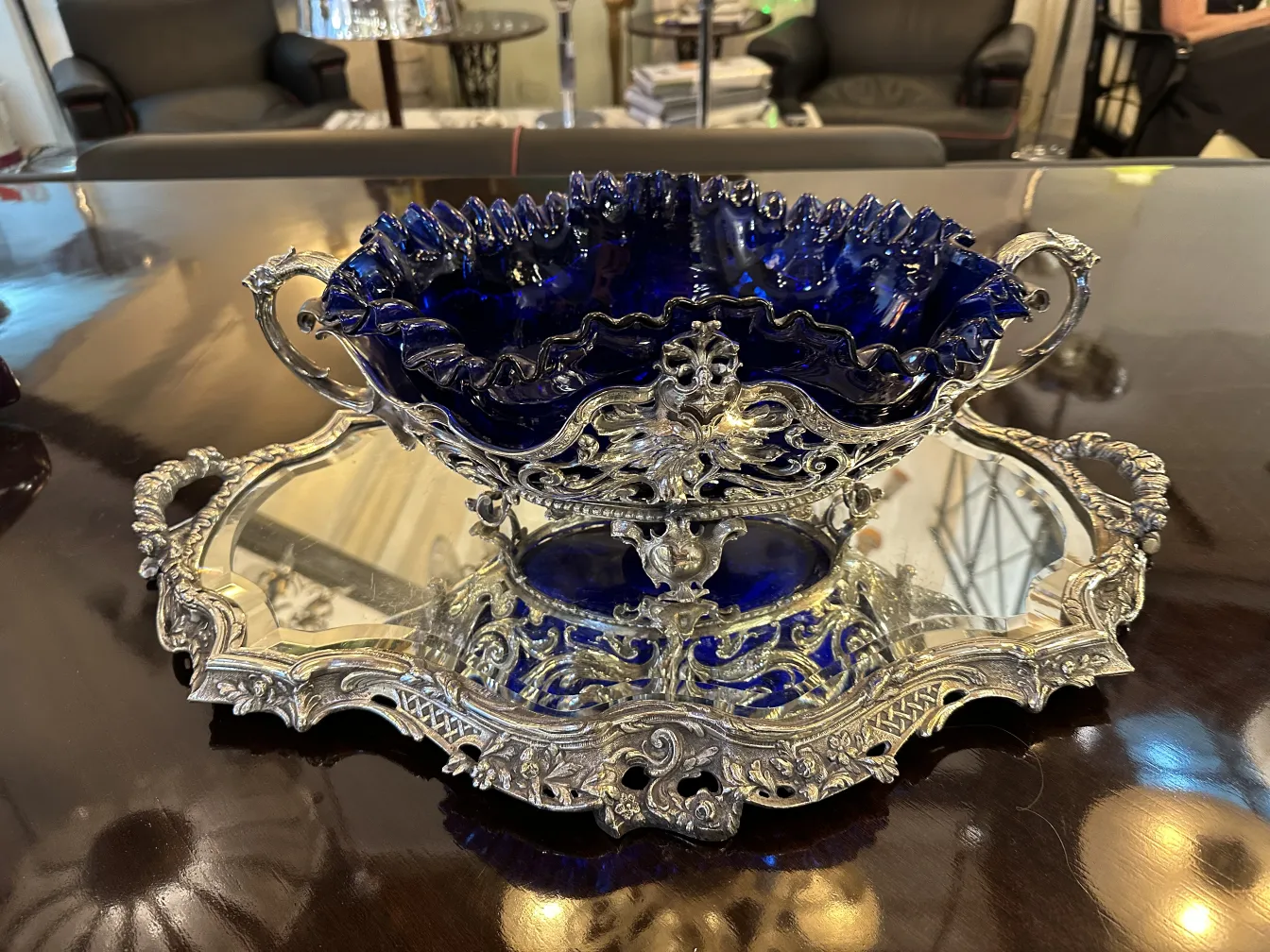 jardinera wmfs decorativa antigua azul en un plato