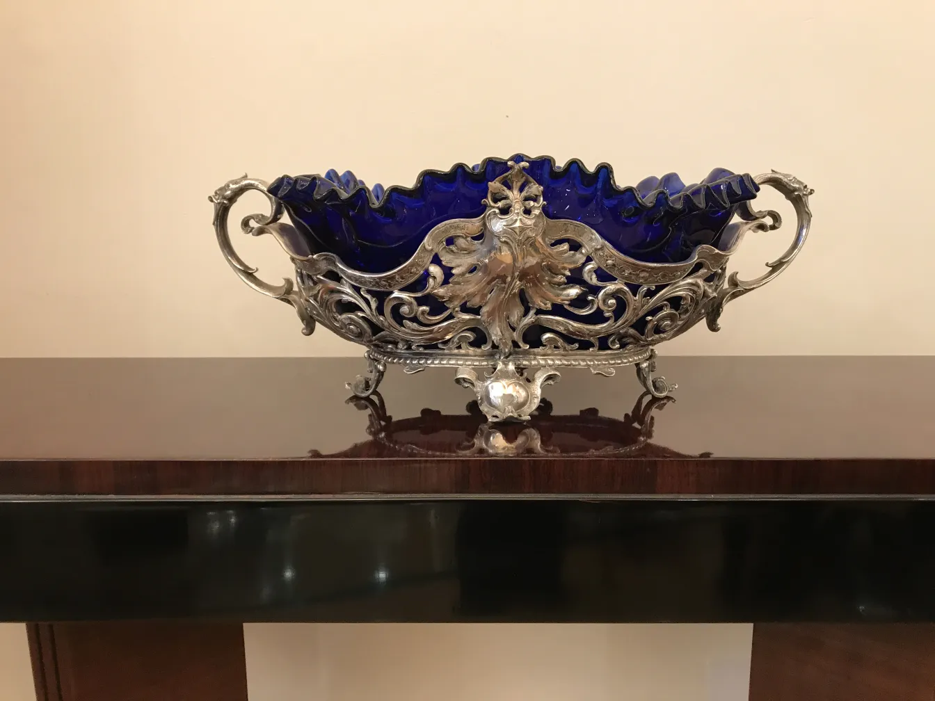 jardinera antigua WMF con diseño azul en forma ondulada, decorada en un entorno elegante