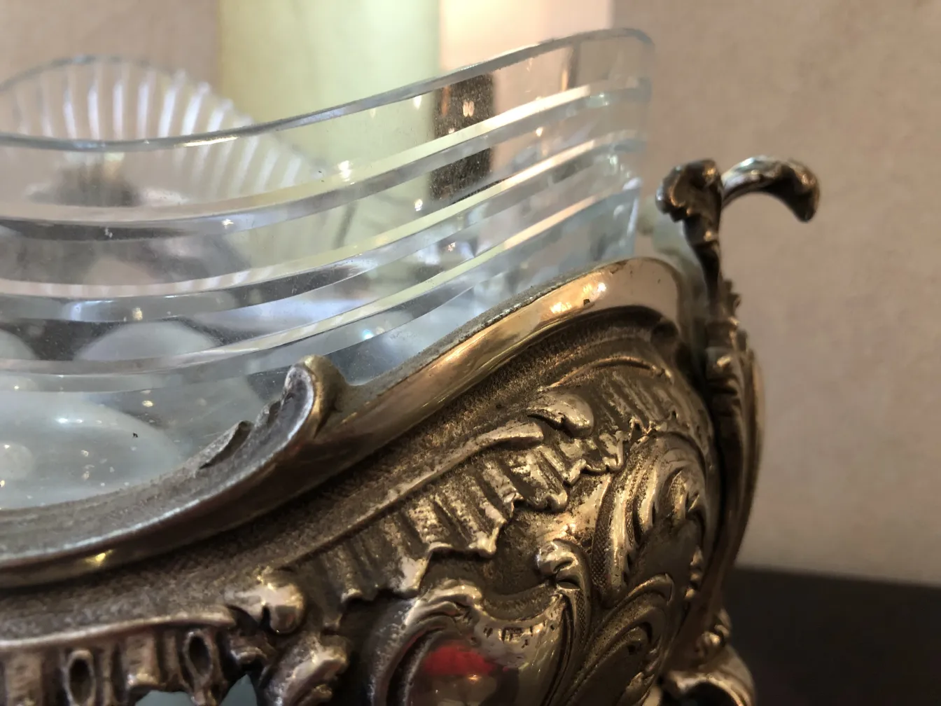 centre de table ancien wmfs dans un cadre décoratif élégant