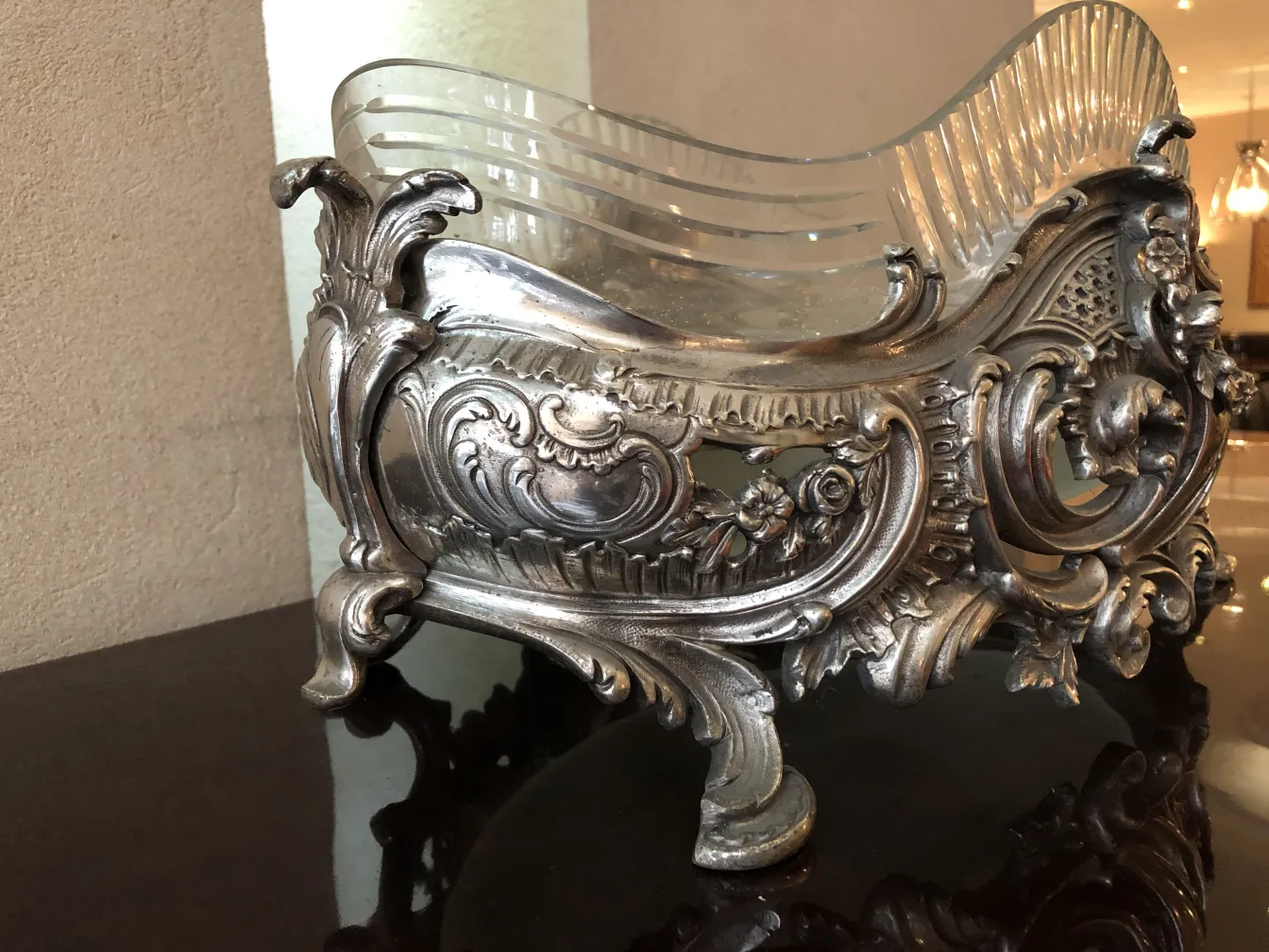 centre de table ancien WMF avec design floral et forme courbée, élégant