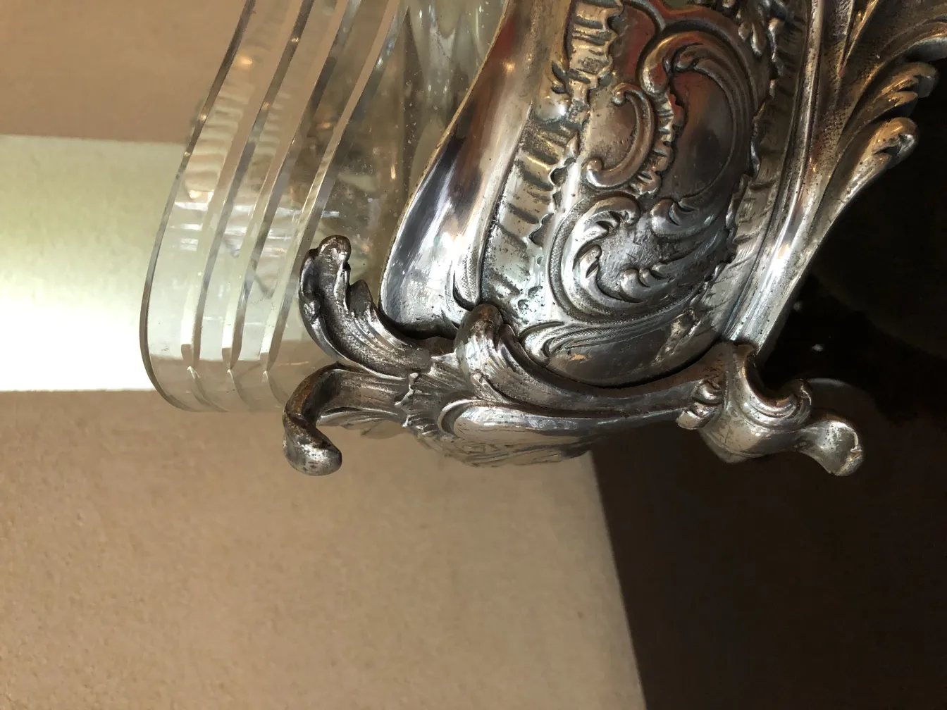 centro de mesa antigo WMF com detalhes ornamentais em um ambiente sofisticado