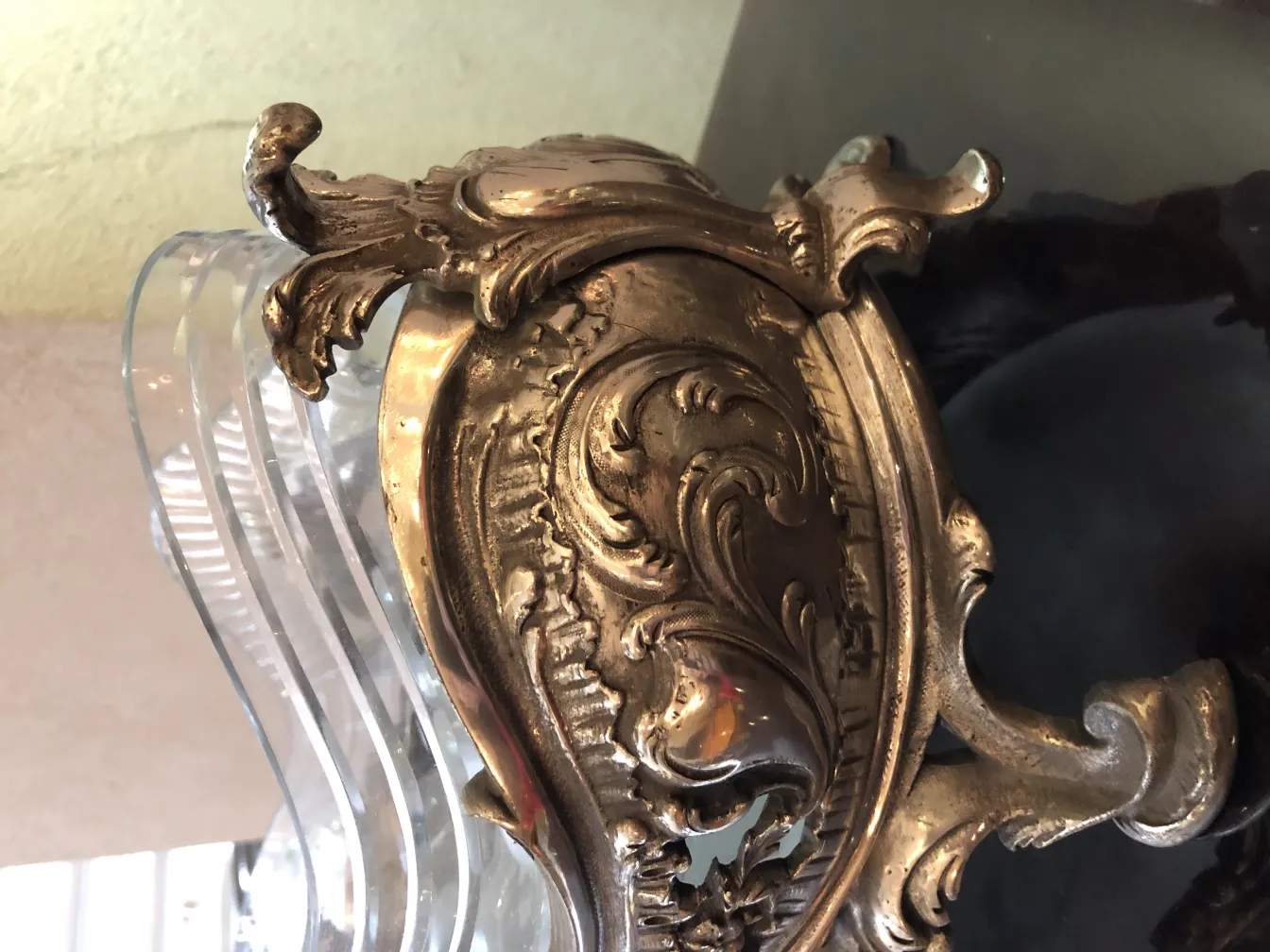 Centre de table antique WMF décoratif avec des détails élaborés, parfait pour une table élégante, ambiance classique.