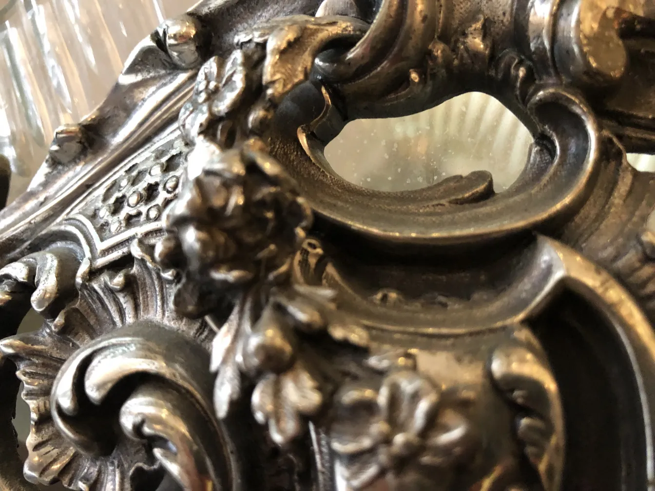 古董WMF中心装饰品，带有花卉细节