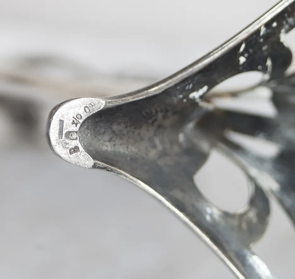 पुरानी सजावट wmfflorecida टेबल पर फूलों के साथ