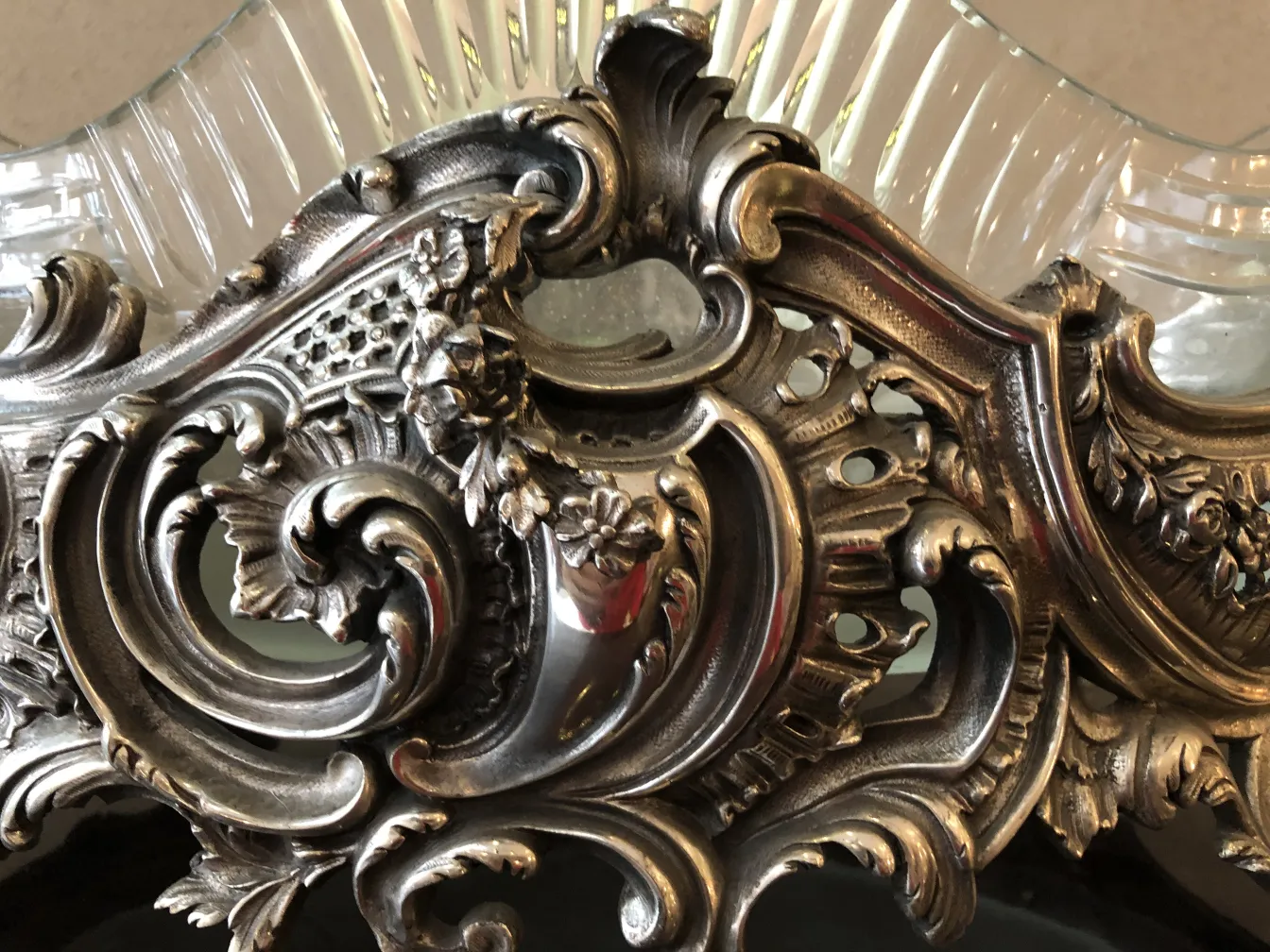 Centro de mesa WMF antigo com decoração detalhada e elegante, cercado por um ambiente clássico.