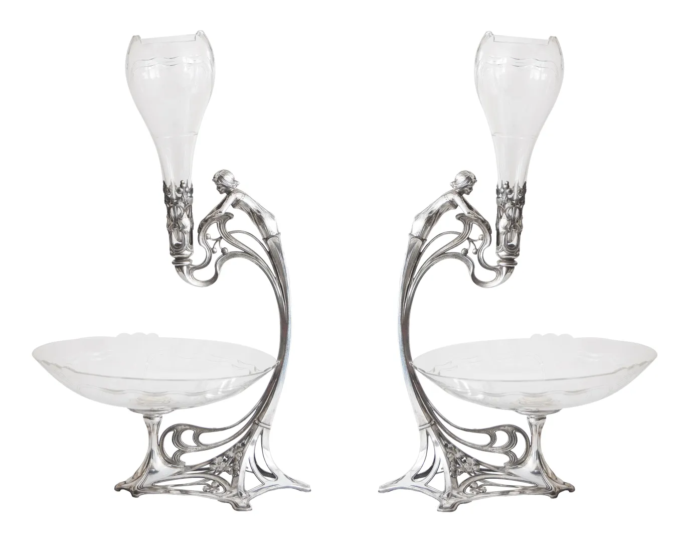 centro de mesa antigo WMF com design ornamental e base elegante em um cenário decorativo