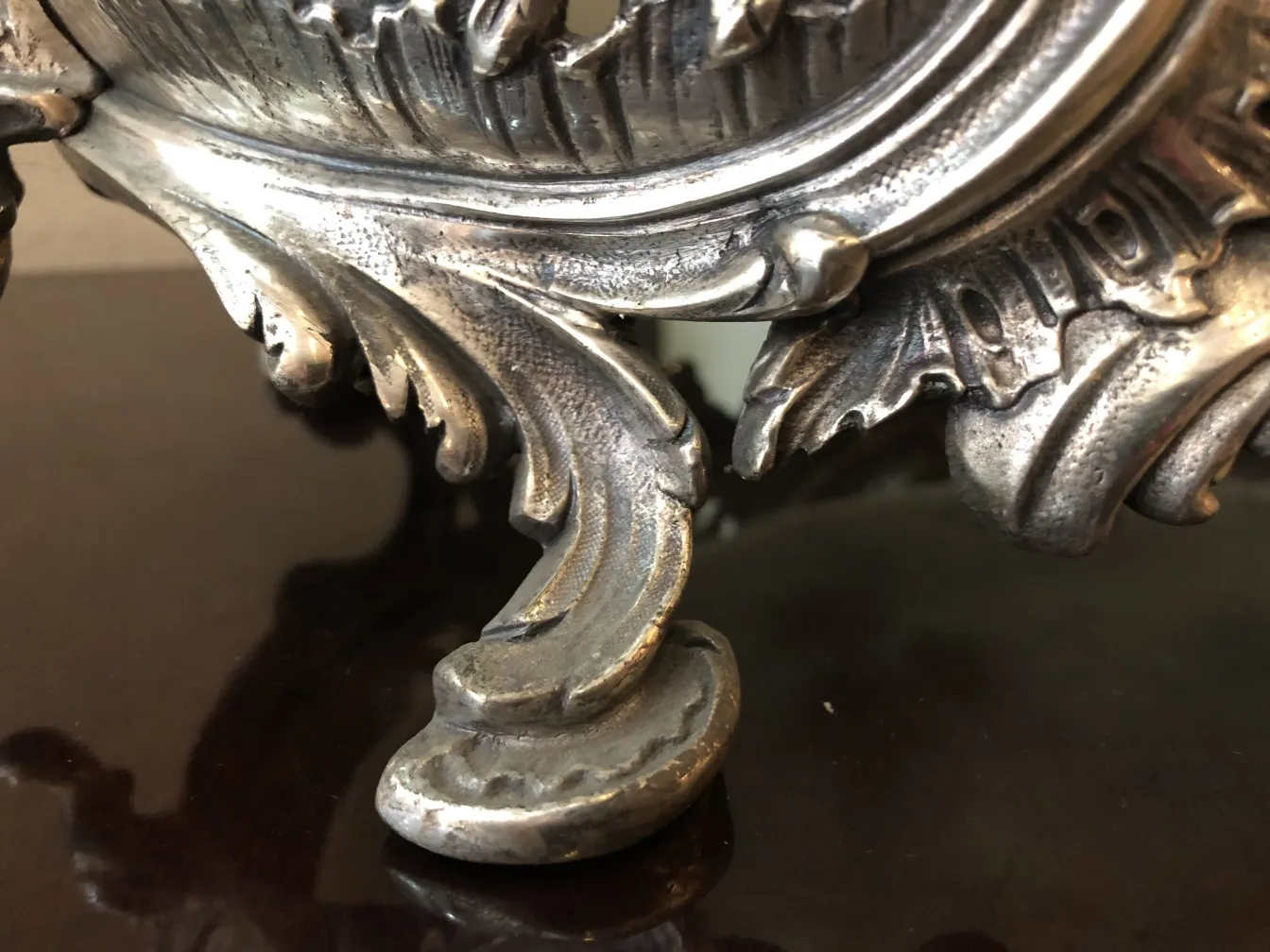 Centre de table ancien WMF avec un design élégant et des détails décoratifs