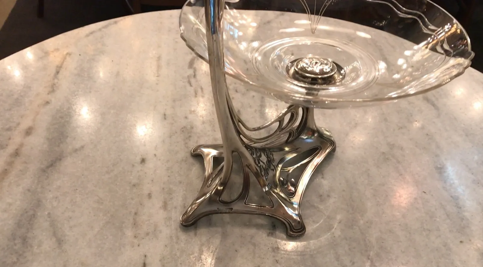 centro de mesa WMF antigo em mesa de mármore claro, design elegante