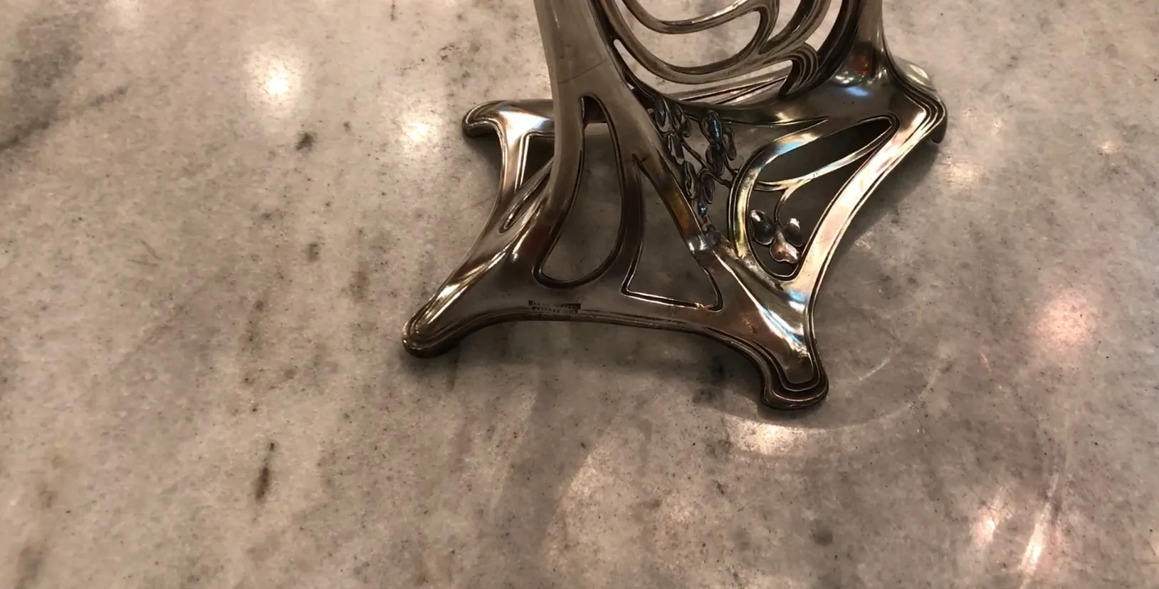 고전적인 WMF 중앙장식, 복잡한 디자인, 우아한 분위기