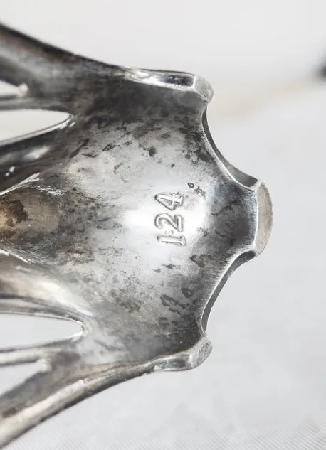 Старинный центр стола WMF с декоративными краями, на нейтральном фоне.