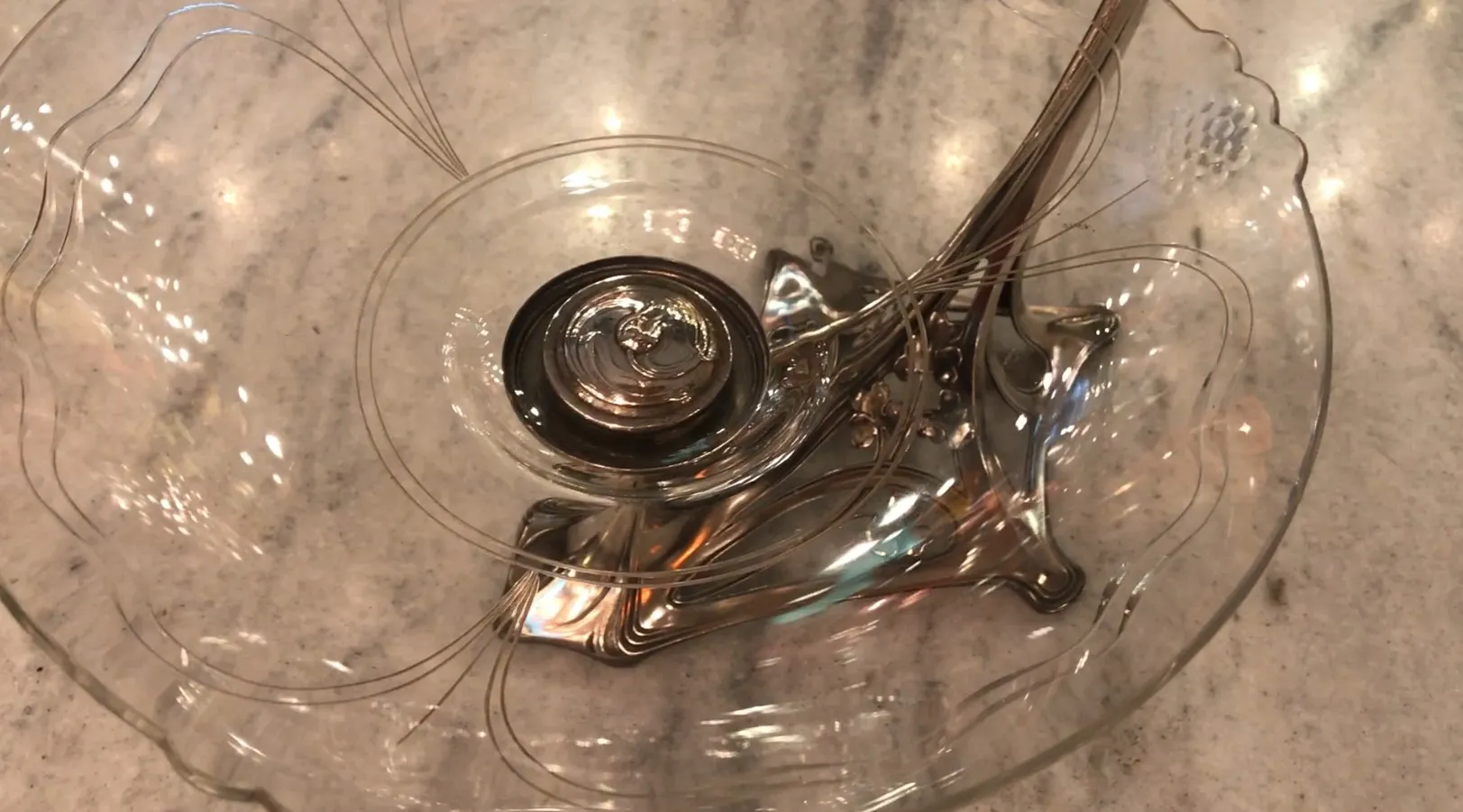 古董WMF中心装饰品，带有大理石表面的螺旋装饰细节