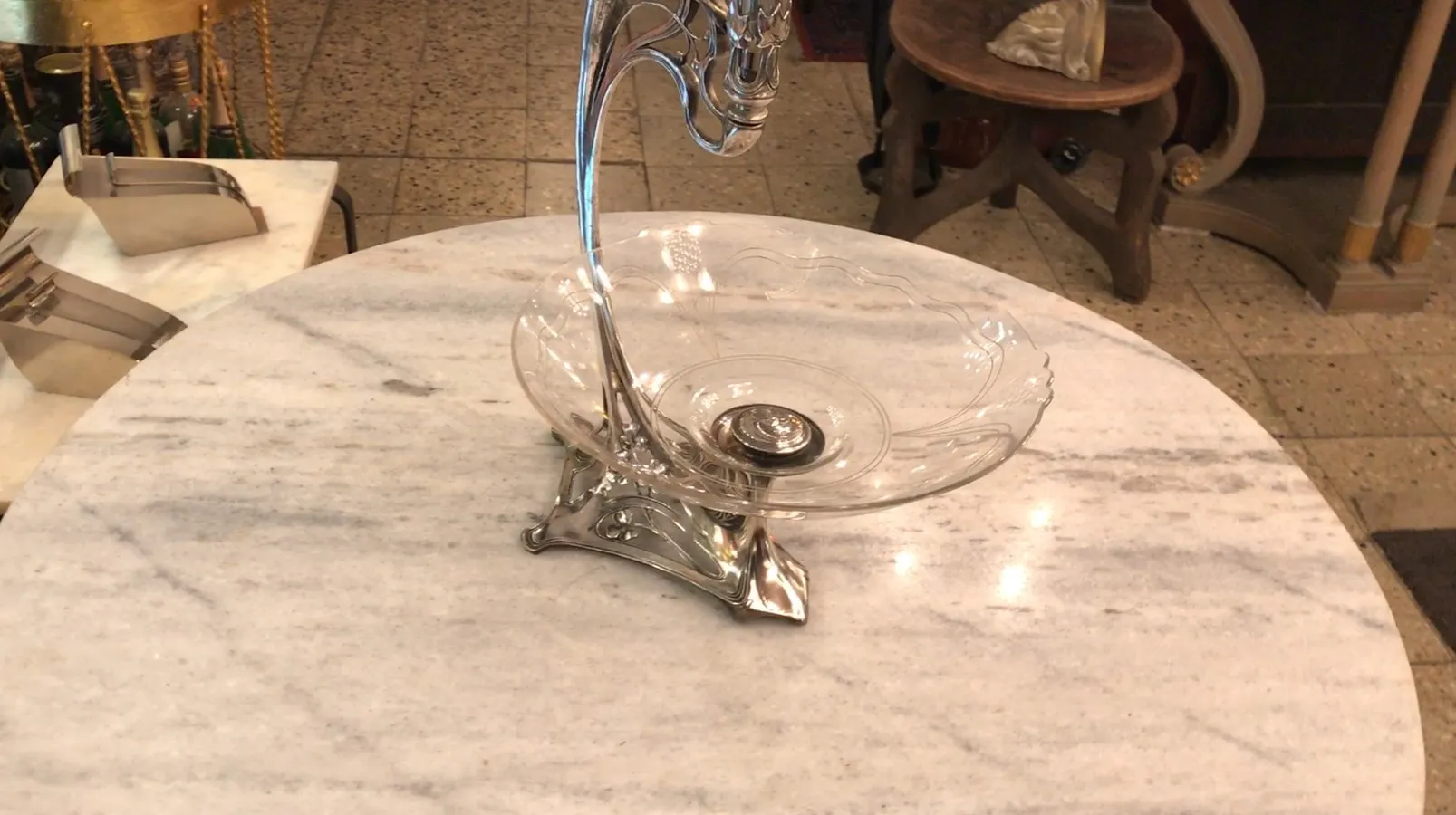 centrotavola antico WMF su un tavolo in marmo, decorativo ed elegante