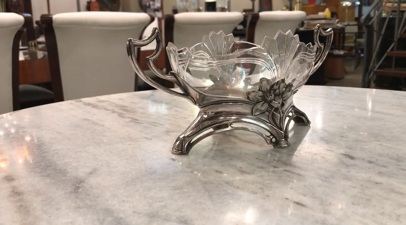 jardinera wmf decorada, diseño clásico en mesa