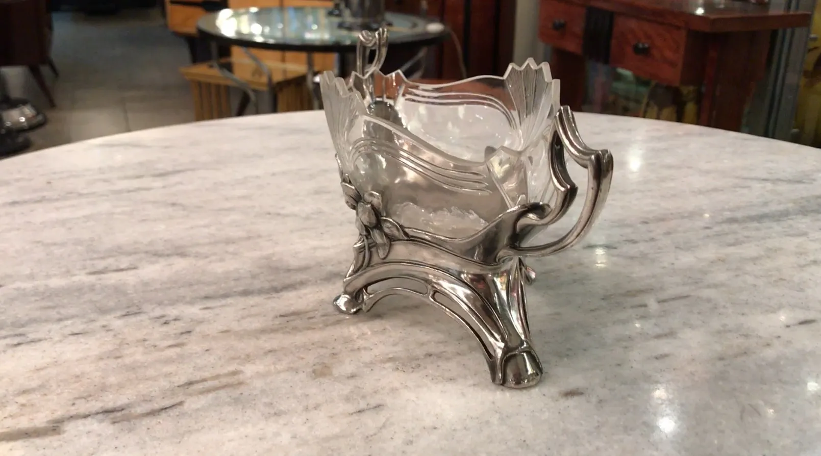 centre de table WMF ancien avec design élaboré dans un cadre élégant