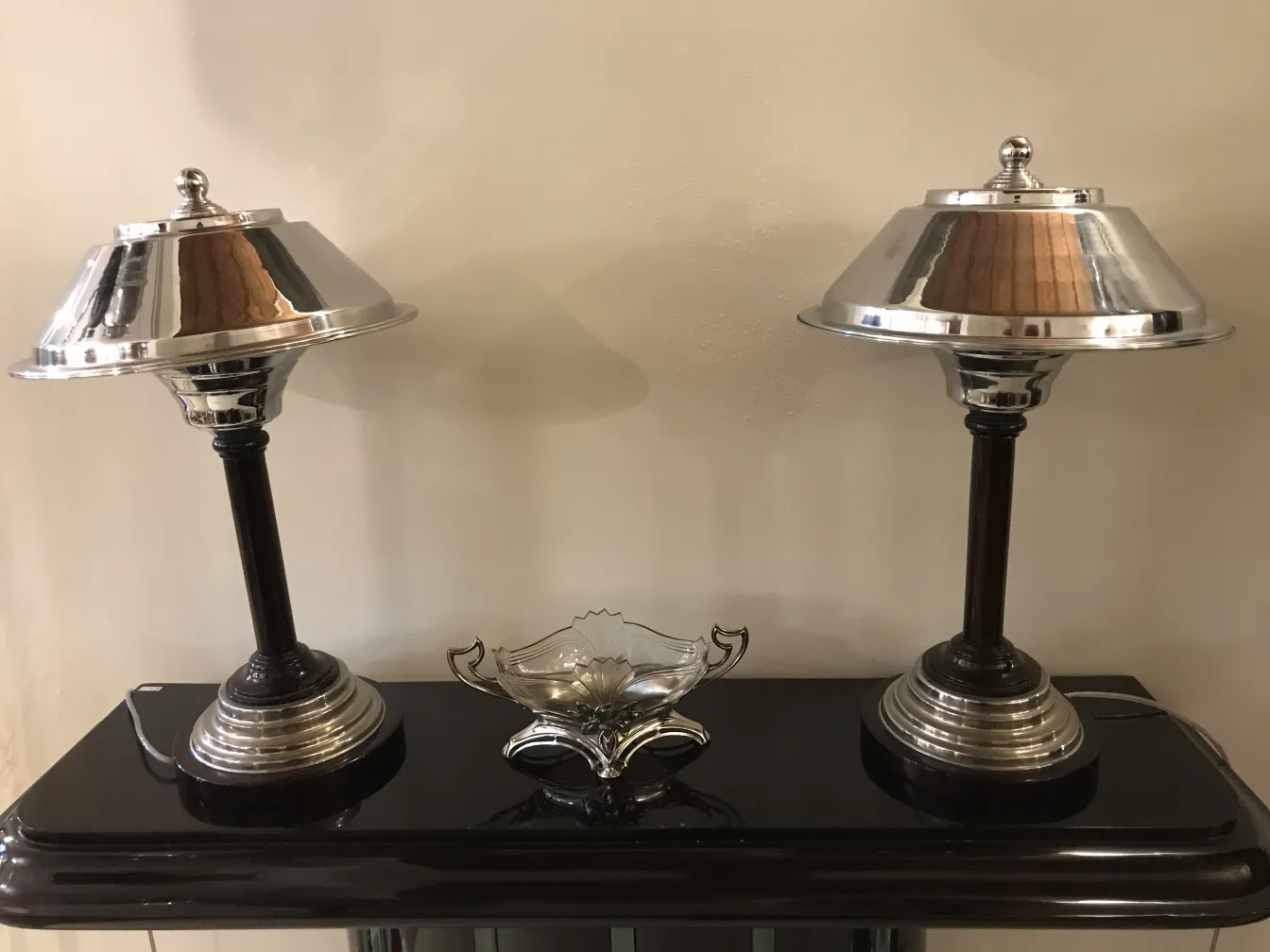 centro de mesa antigo WMF com design decorativo ao lado de lâmpadas