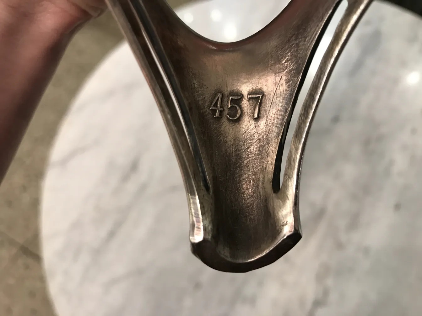 Antiker WMF-Blumentopf mit elegantem Design in gemütlicher Umgebung.