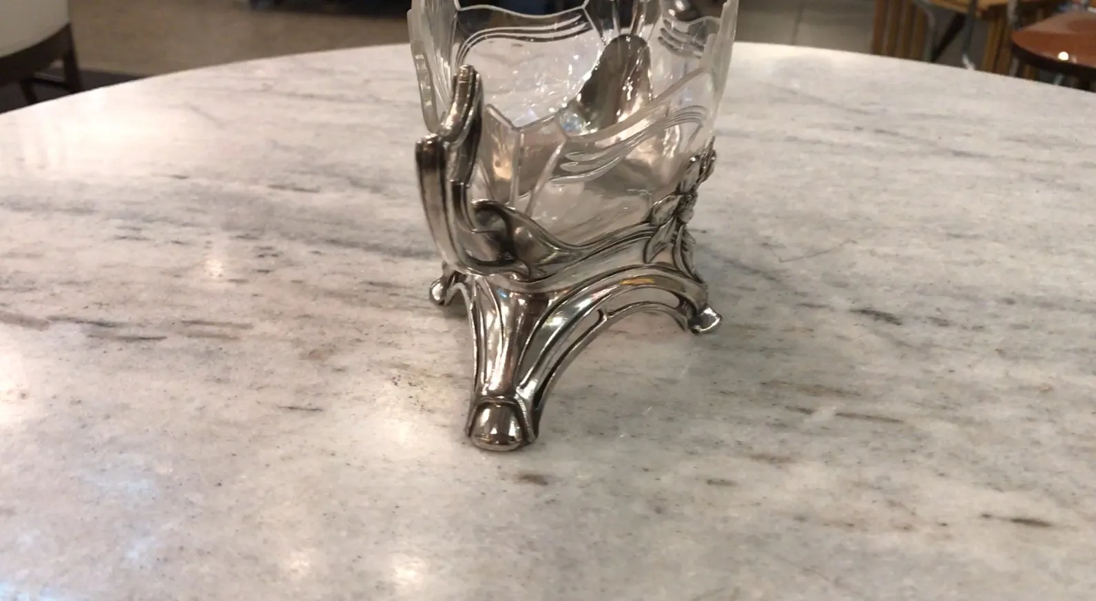 Antikke WMF Blumentöpfe mit elegantem Design auf einem Marmortisch.