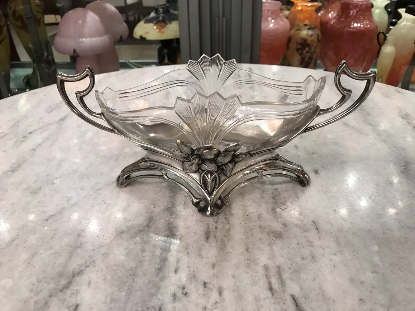 jardinera antigua WMF con diseño floral en un entorno elegante