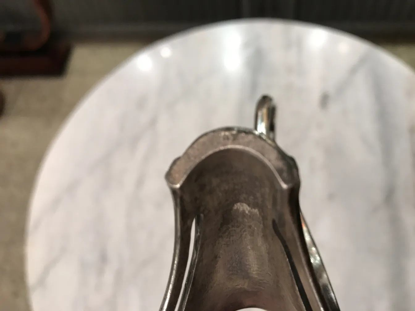 centrotavola wmf antico su elegante tavolo in marmo