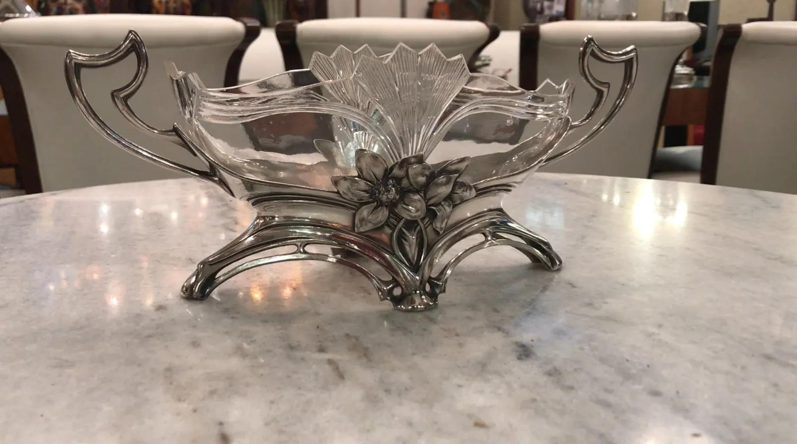 centro de mesa antigo com design floral em mesa de mármore