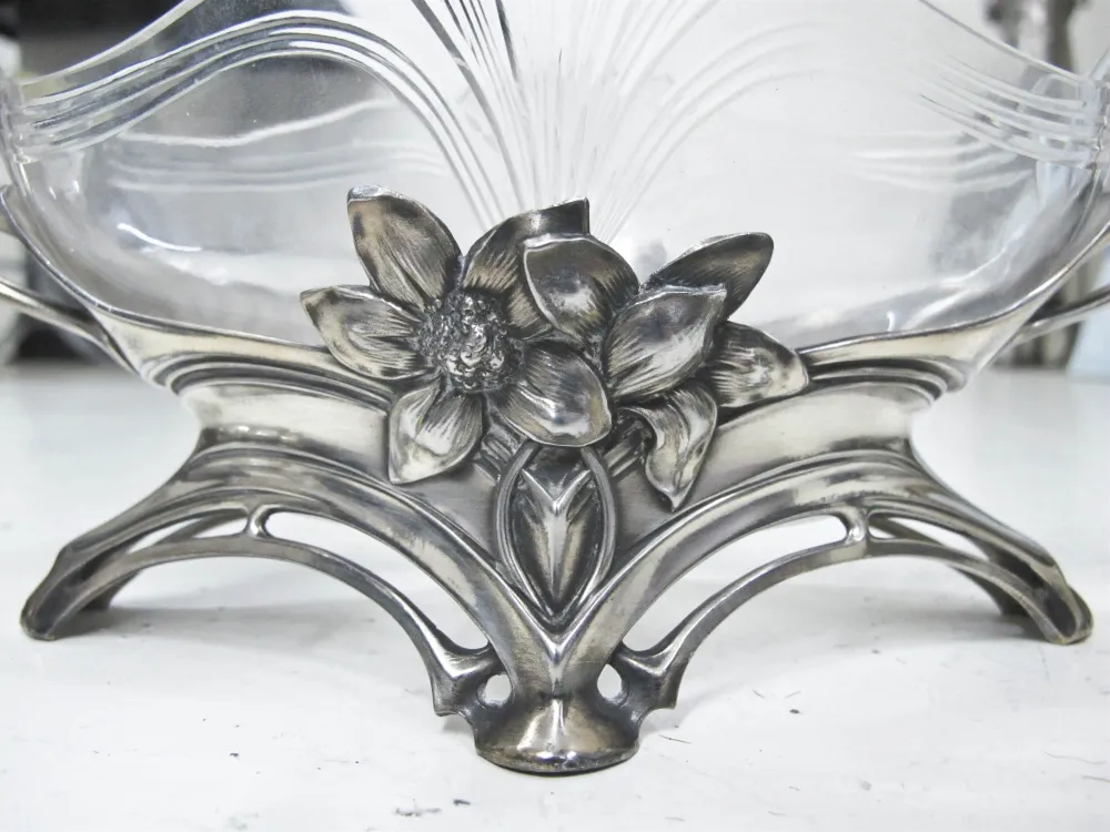 antike WMF Blumentöpfe mit floralem Design an der Basis