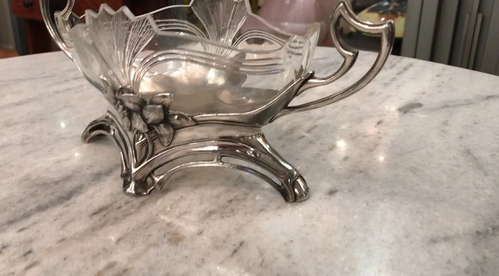 centre de table ancien WMF avec motifs floraux et pattes décoratives