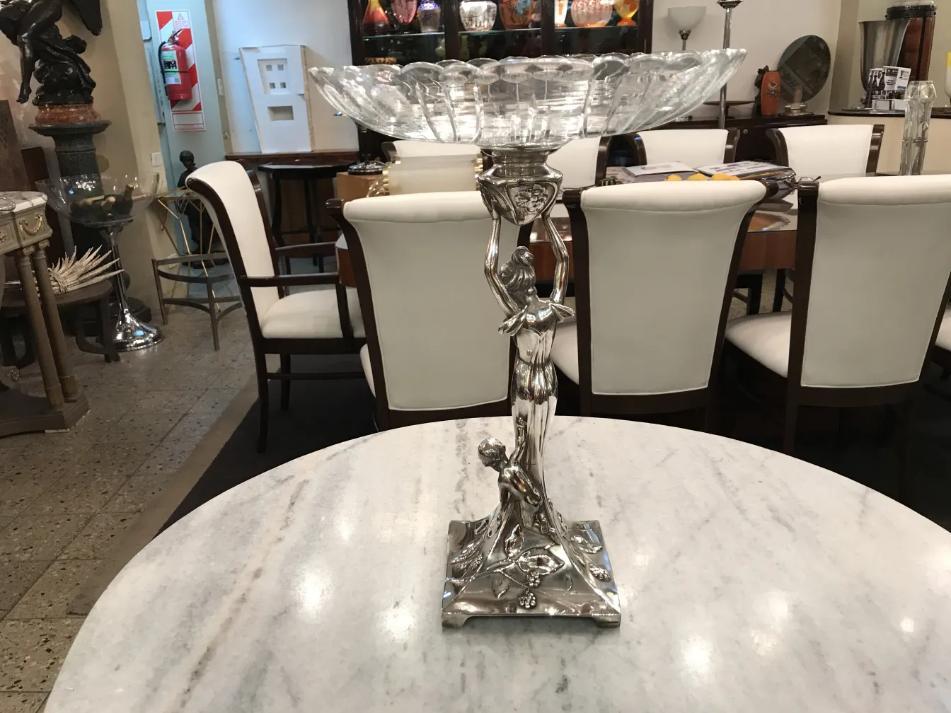 jardinera wm-f antigua en mesa de mármol con decoraciones