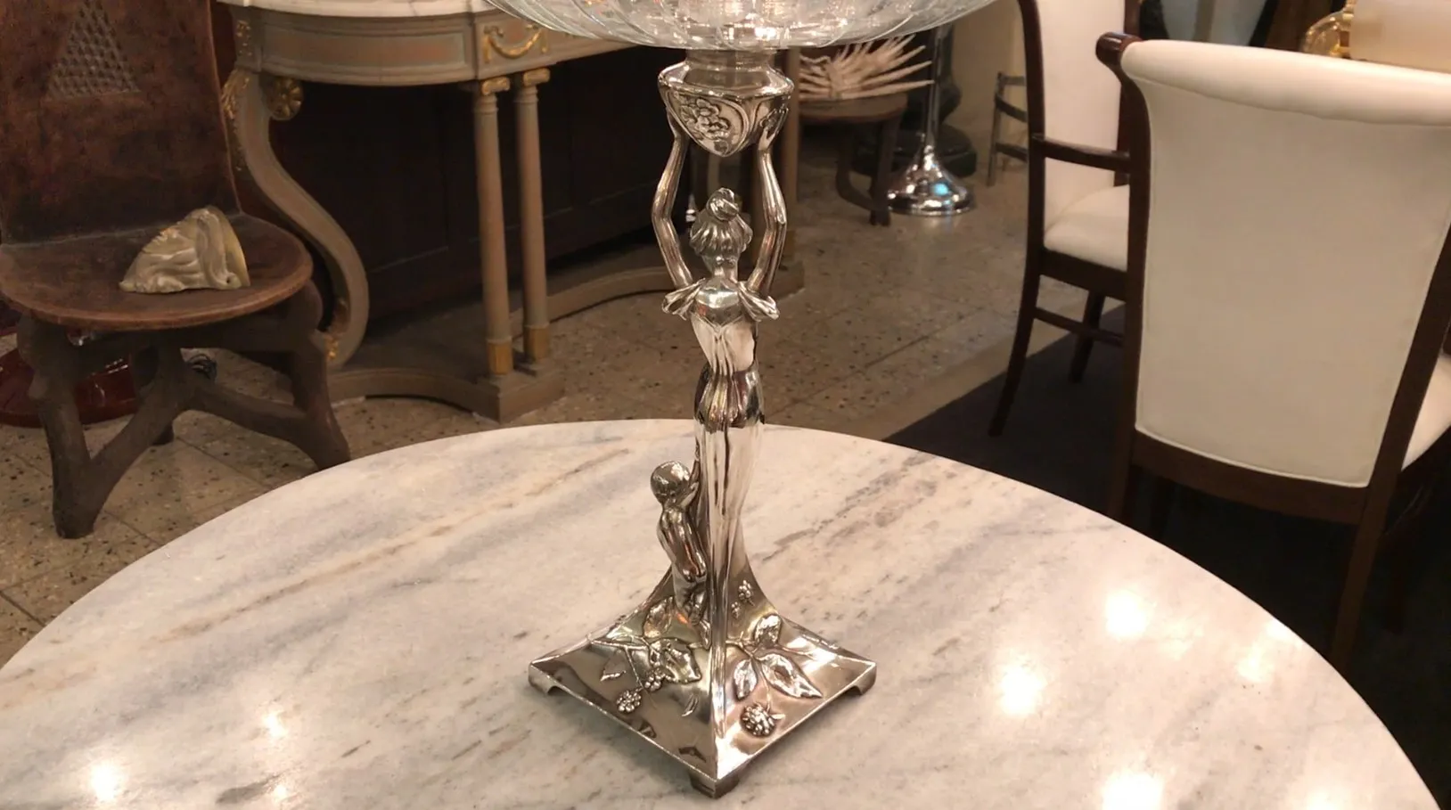 고대 wmfs 중앙부 장식, 장식적인 받침대와 인물 포함