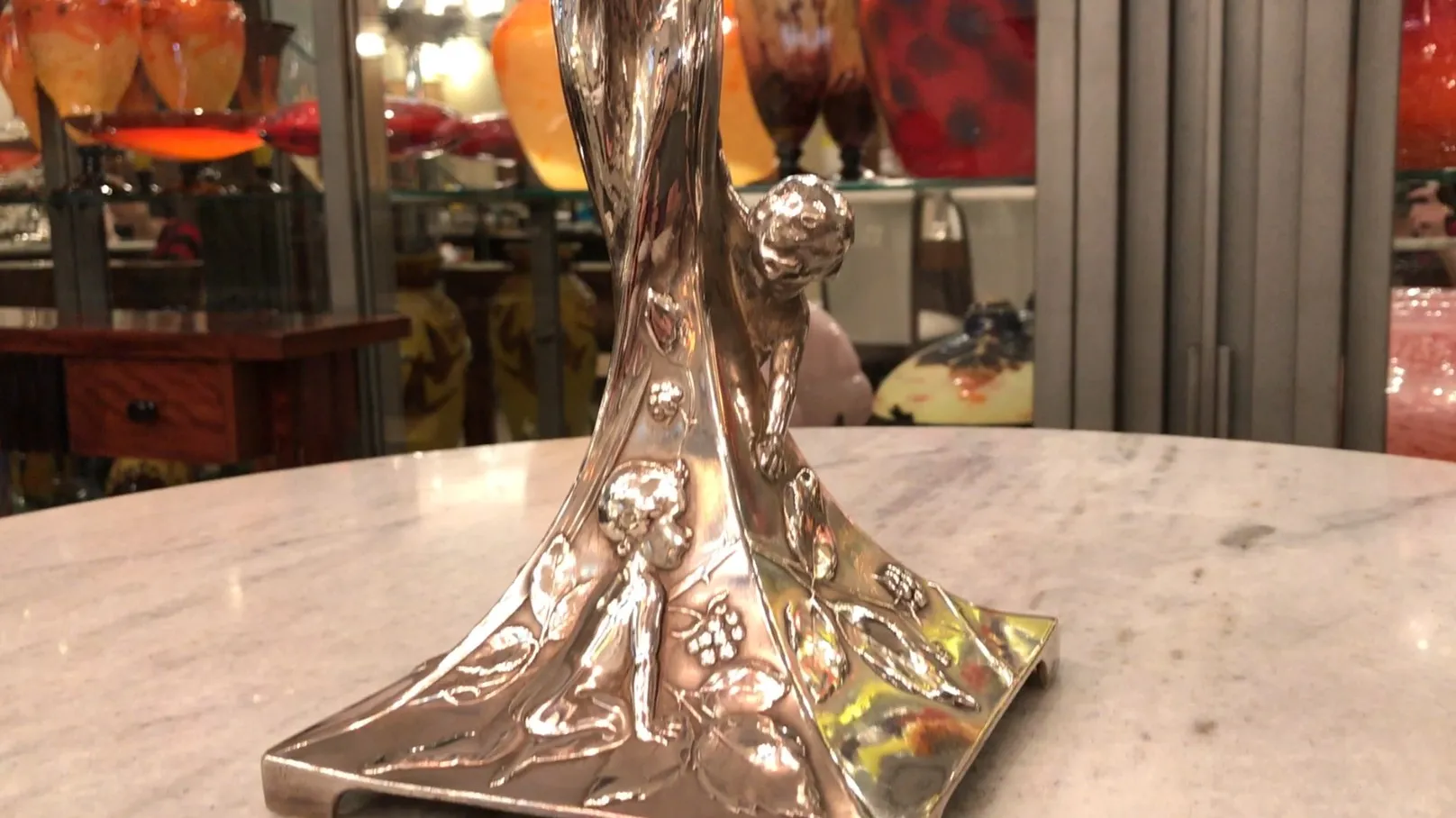 centre de table antique WMF avec détails en relief et figures angéliques, dans un cadre élégant