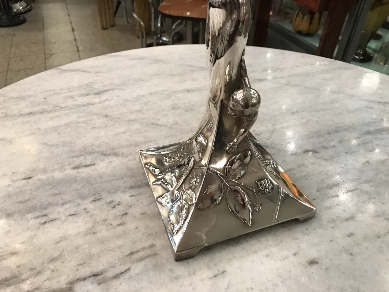 jardinera wmf antik dengan desain floral di dasar