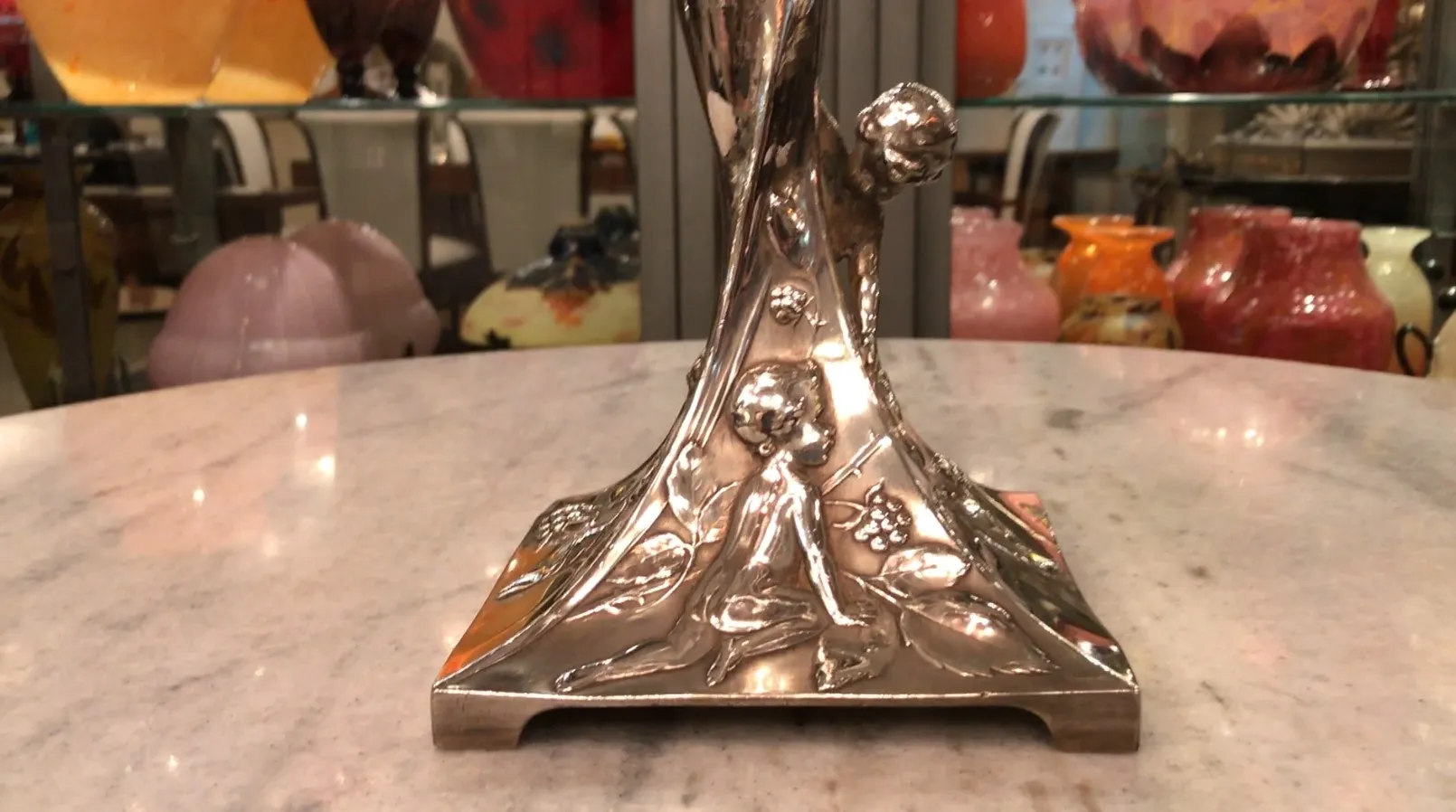 Centrotavola antico WMF con incisioni di bambino e foglie, sfondo decorativo