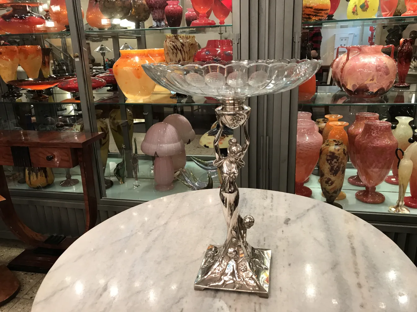 中心装饰品 WMF 在桌子上 surrounded by antiques