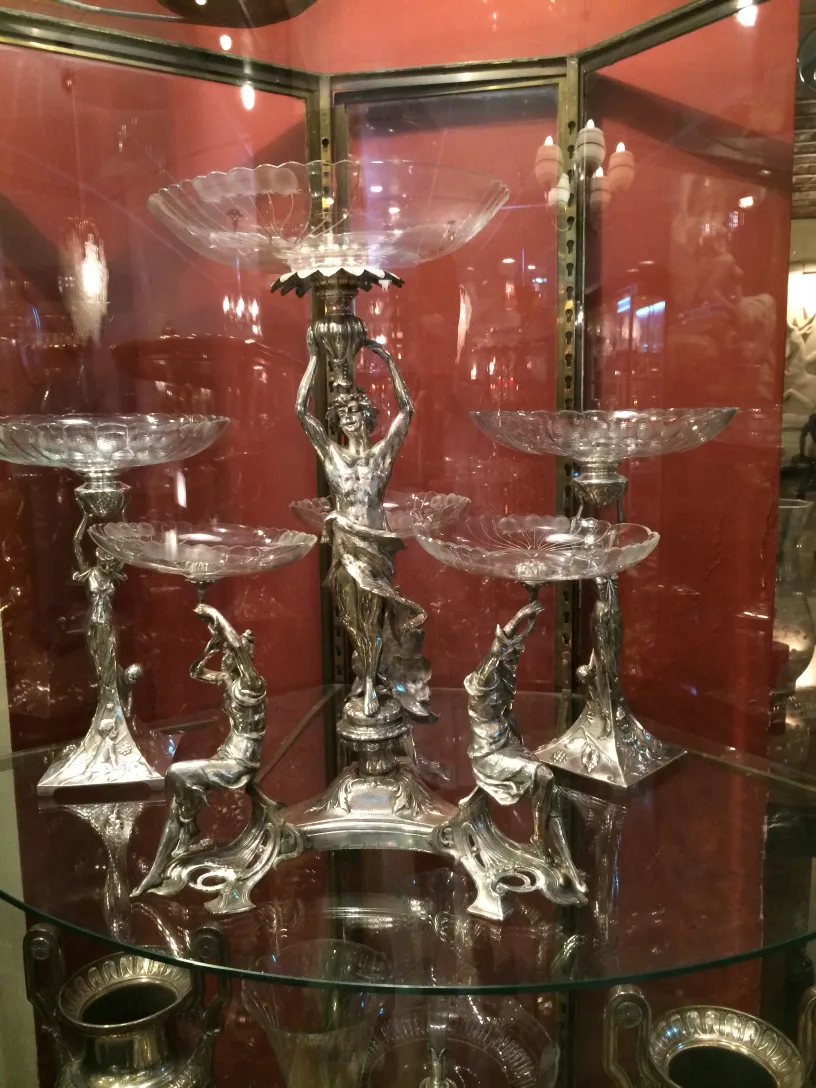 centrotavola antico con figure decorative e piatti